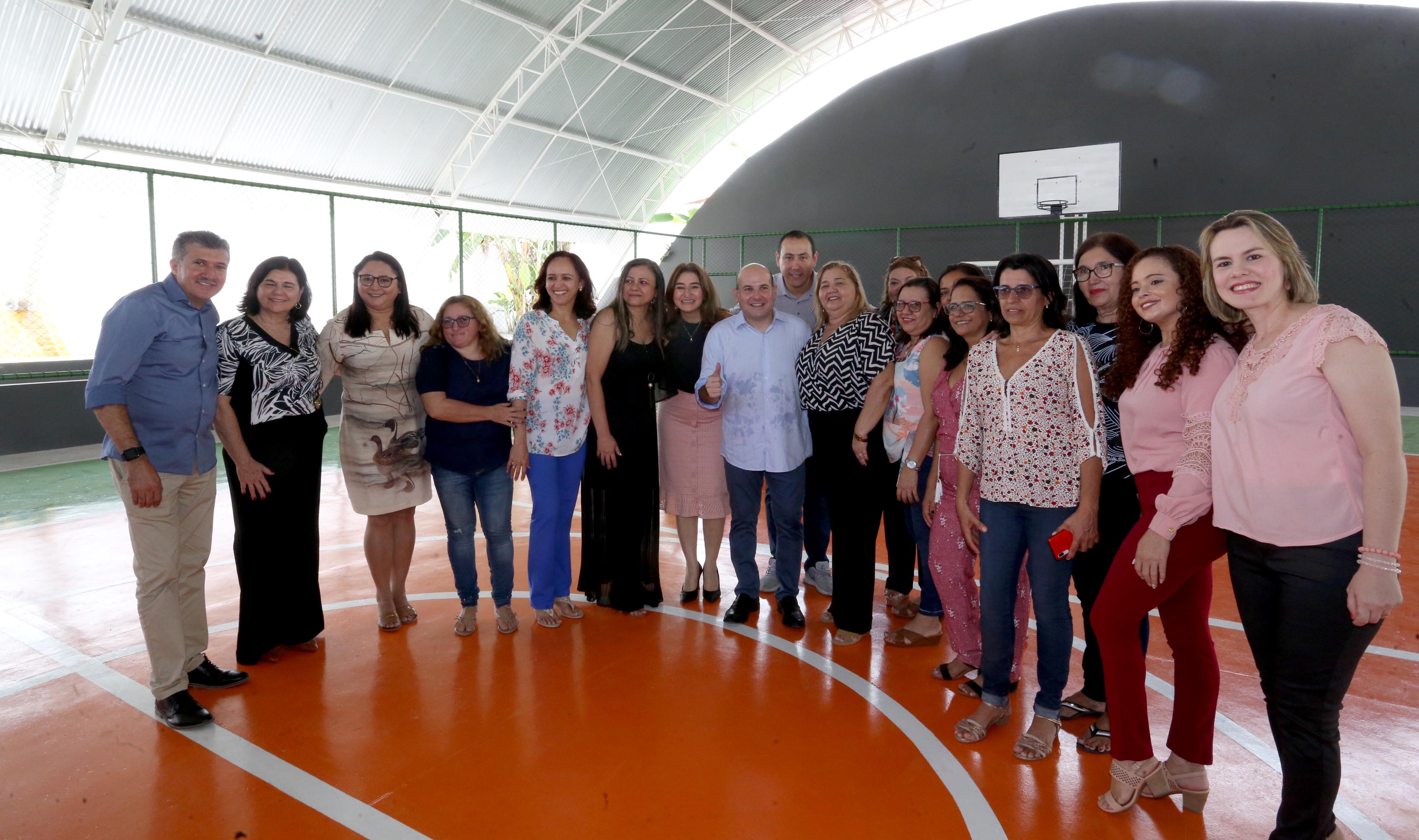 várias pessoas posando para a foto